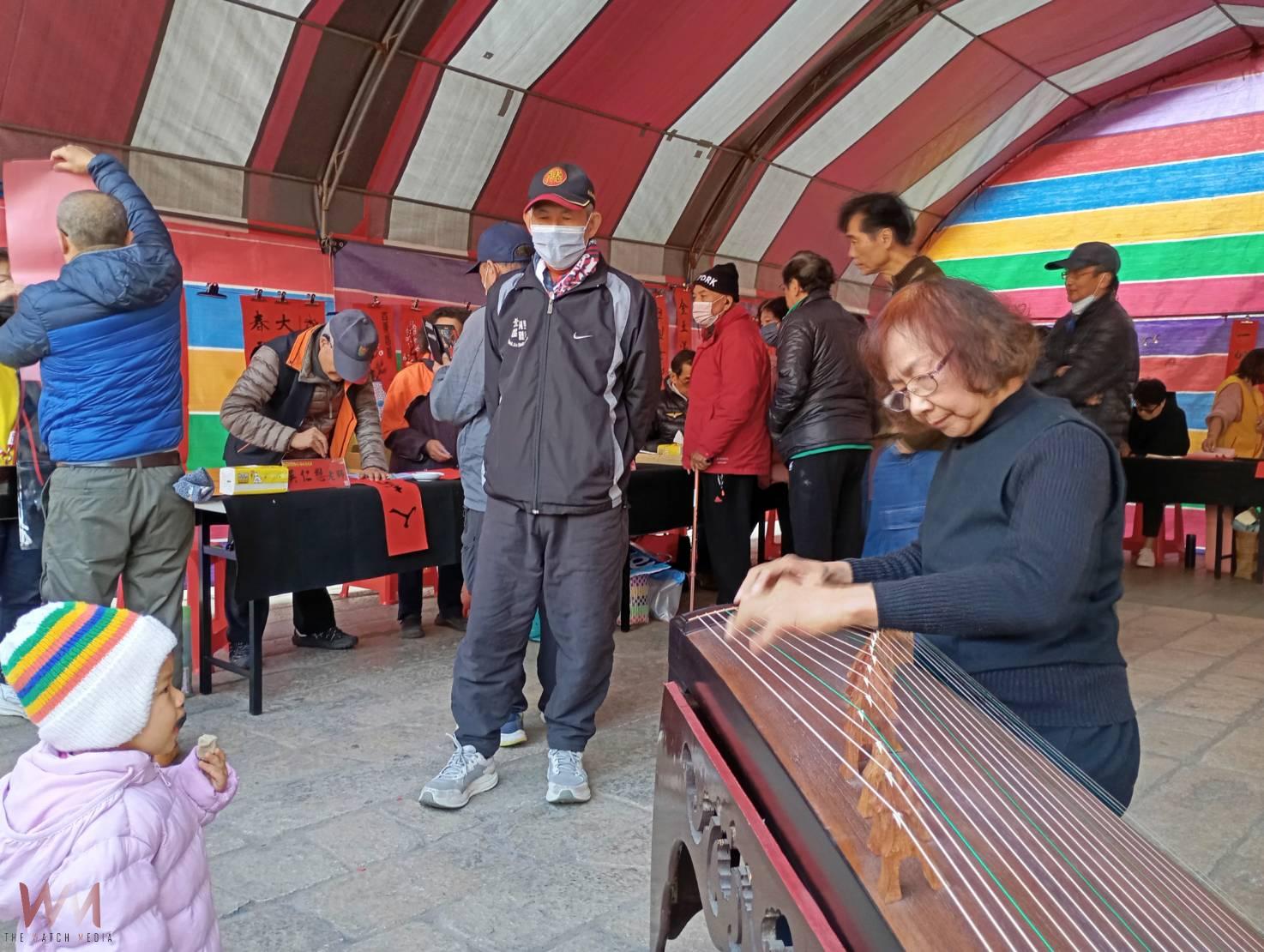 20250111 笨港媽祖文教基金會邀14位書法名師揮毫 北港朝天宮前廣場民眾踴躍索取春聯 - https://www.watchmedia01.com