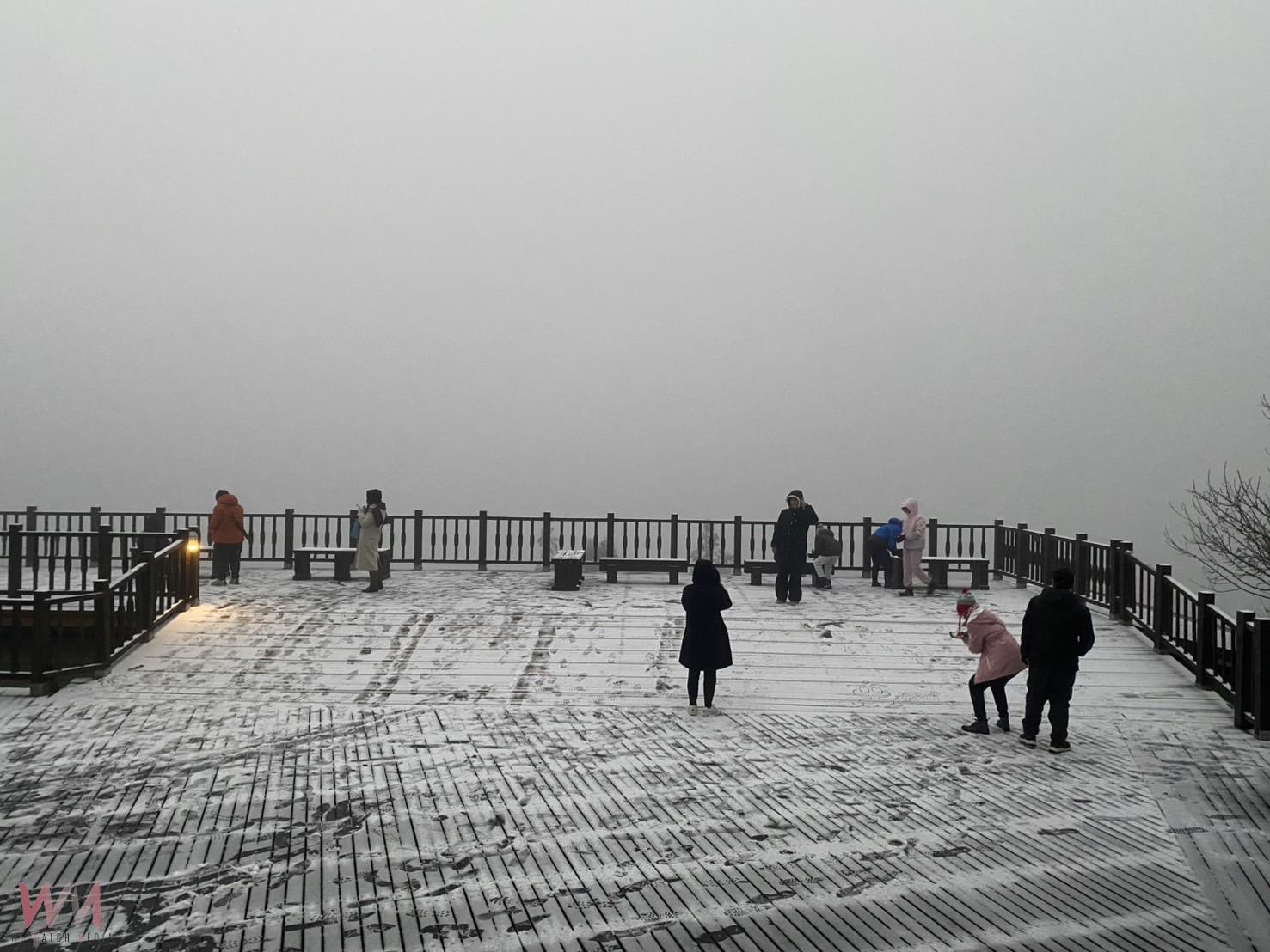 不是雪！是冰霰 太平山遊客嗨翻玩球 - https://www.watchmedia01.com