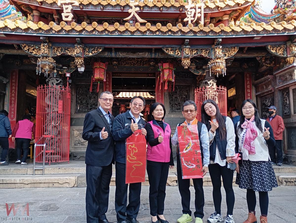 20250111 笨港媽祖文教基金會邀14位書法名師揮毫 北港朝天宮前廣場民眾踴躍索取春聯 - https://www.watchmedia01.com