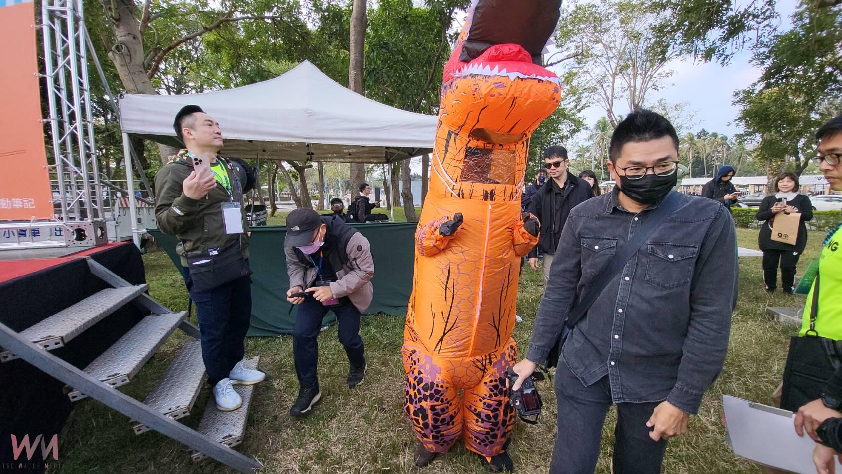 2025高雄富邦馬拉松首日 200多隻恐龍競速狂奔 陳其邁穿上恐龍裝同樂參與 - https://www.watchmedia01.com