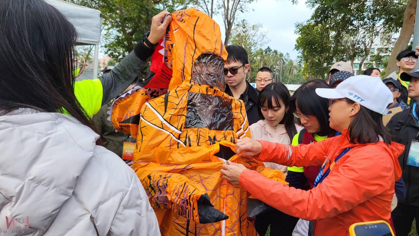 2025高雄富邦馬拉松首日 200多隻恐龍競速狂奔 陳其邁穿上恐龍裝同樂參與 - https://www.watchmedia01.com