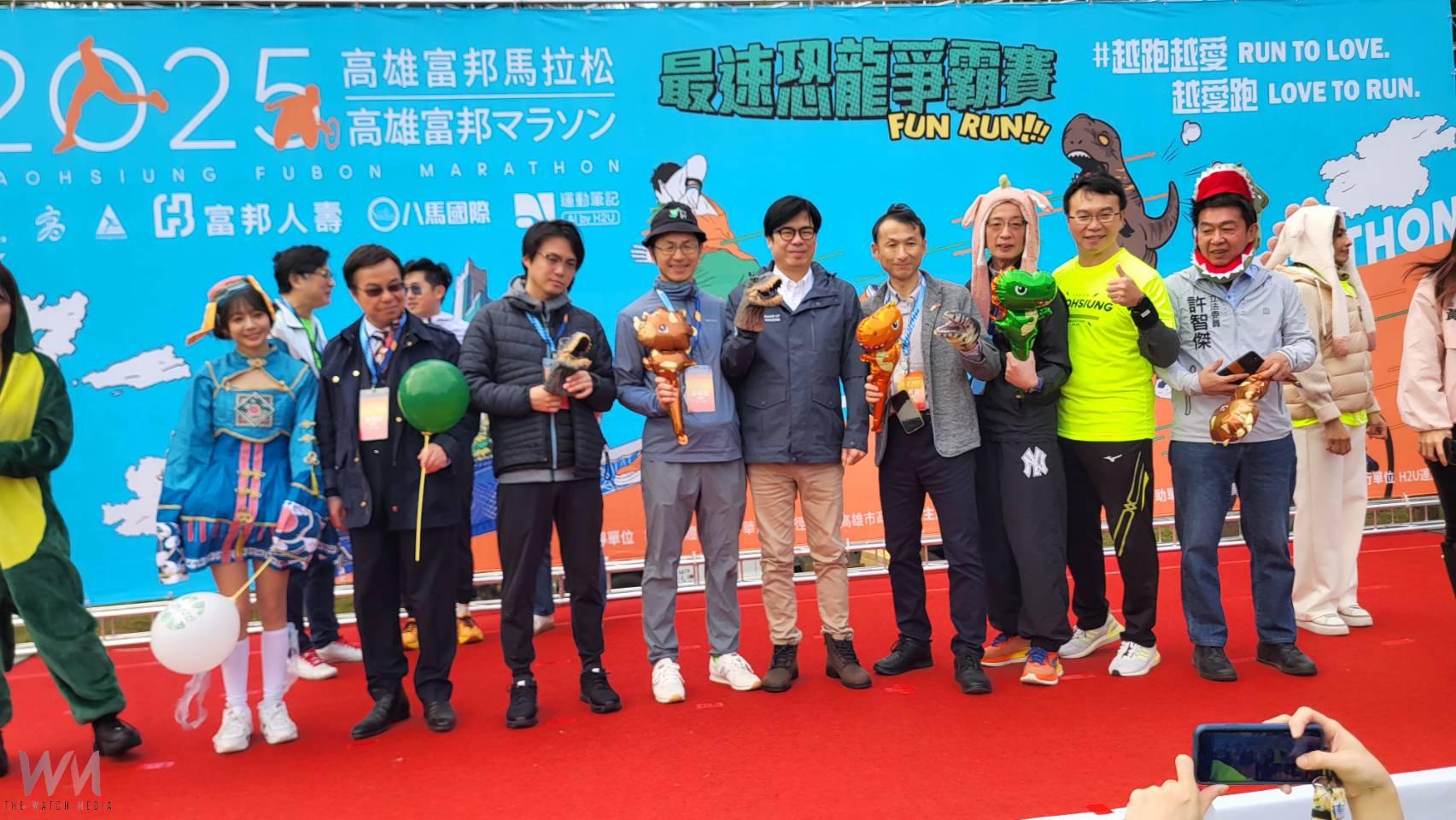 2025高雄富邦馬拉松首日 200多隻恐龍競速狂奔 陳其邁穿上恐龍裝同樂參與 - https://www.watchmedia01.com