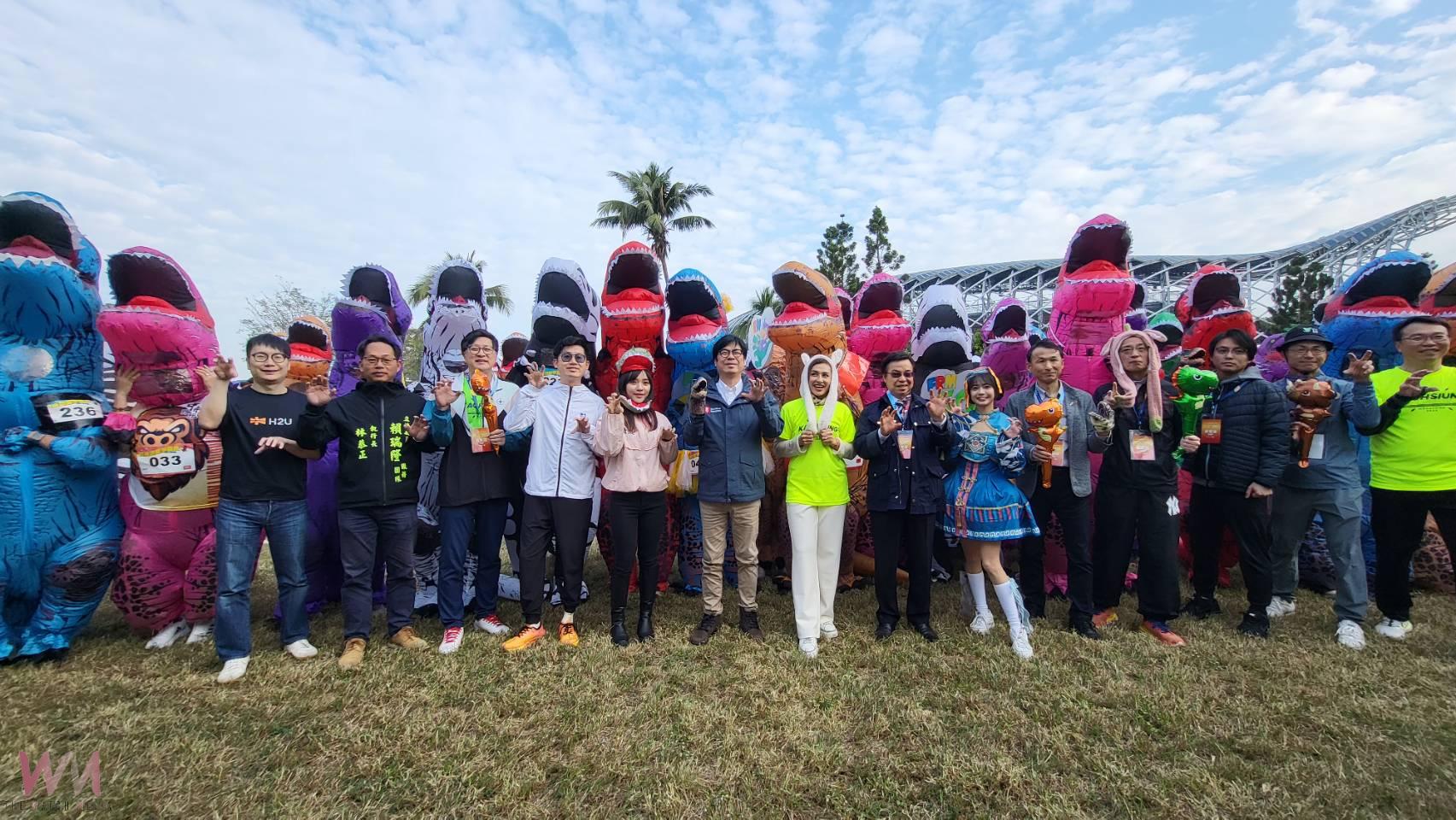 2025高雄富邦馬拉松首日 200多隻恐龍競速狂奔 陳其邁穿上恐龍裝同樂參與 - https://www.watchmedia01.com