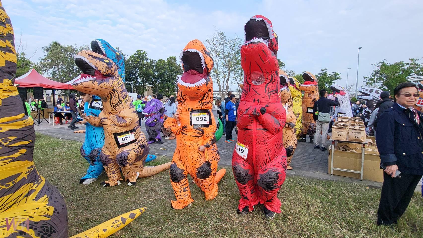 2025高雄富邦馬拉松首日 200多隻恐龍競速狂奔 陳其邁穿上恐龍裝同樂參與 - https://www.watchmedia01.com