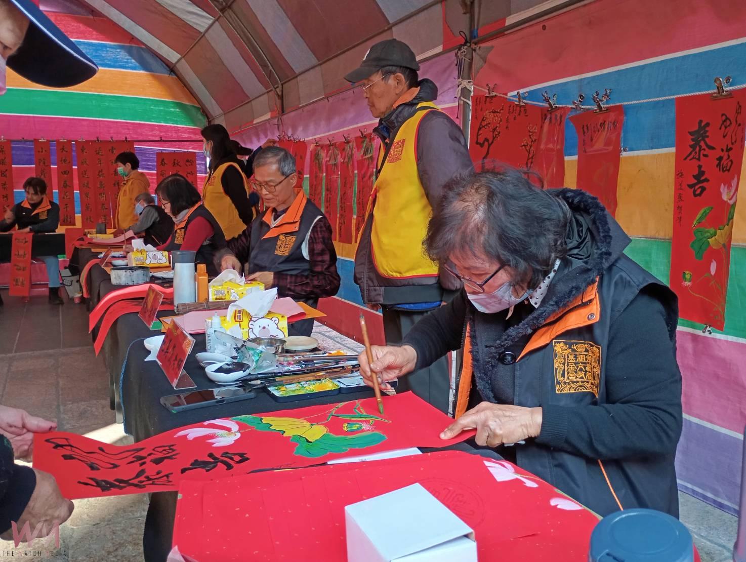 20250111 笨港媽祖文教基金會邀14位書法名師揮毫 北港朝天宮前廣場民眾踴躍索取春聯 - https://www.watchmedia01.com