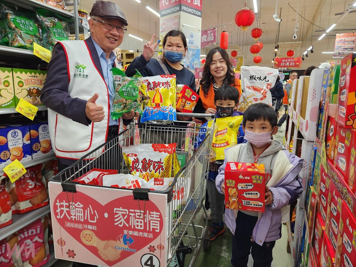 迎新年「蛇」麼都買 虎尾東區扶輪社陪雲林家扶親子歡樂購 - https://www.watchmedia01.com