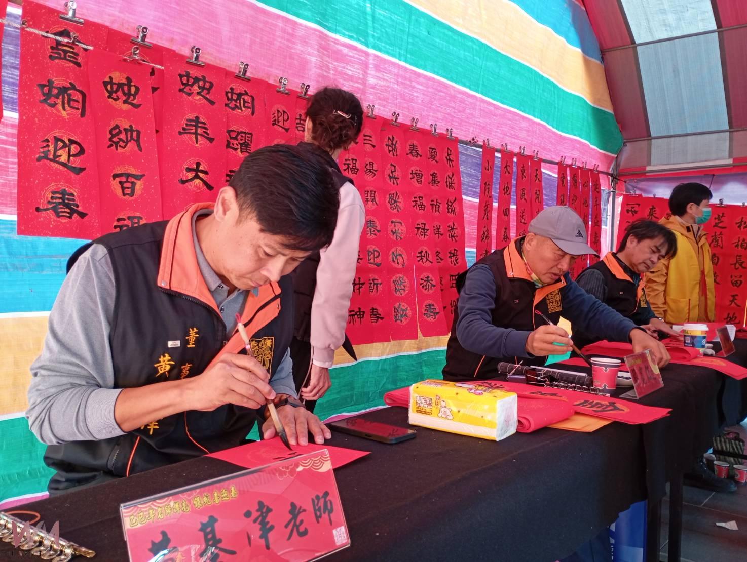 20250111 笨港媽祖文教基金會邀14位書法名師揮毫 北港朝天宮前廣場民眾踴躍索取春聯 - https://www.watchmedia01.com