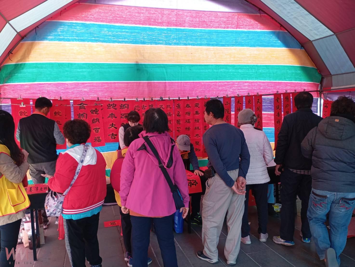 20250111 笨港媽祖文教基金會邀14位書法名師揮毫 北港朝天宮前廣場民眾踴躍索取春聯 - https://www.watchmedia01.com