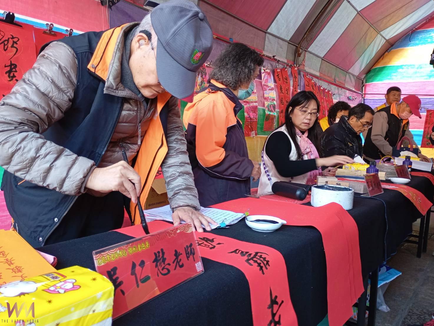 20250111 笨港媽祖文教基金會邀14位書法名師揮毫 北港朝天宮前廣場民眾踴躍索取春聯 - https://www.watchmedia01.com