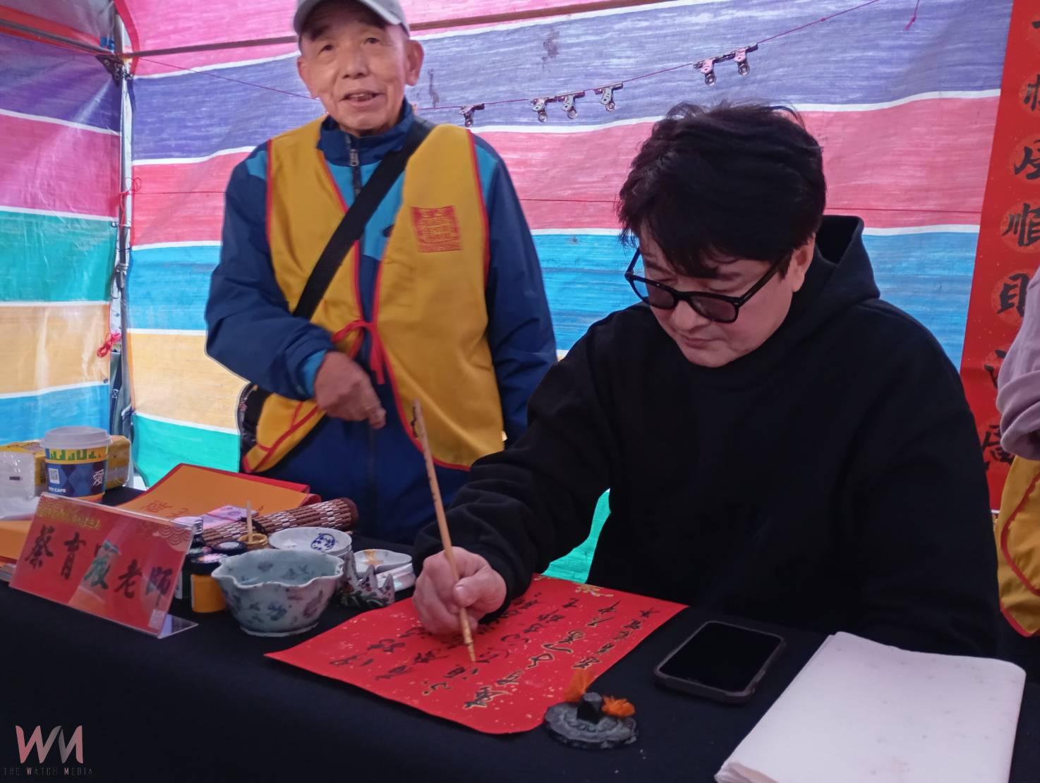 20250111 笨港媽祖文教基金會邀14位書法名師揮毫 北港朝天宮前廣場民眾踴躍索取春聯 - https://www.watchmedia01.com