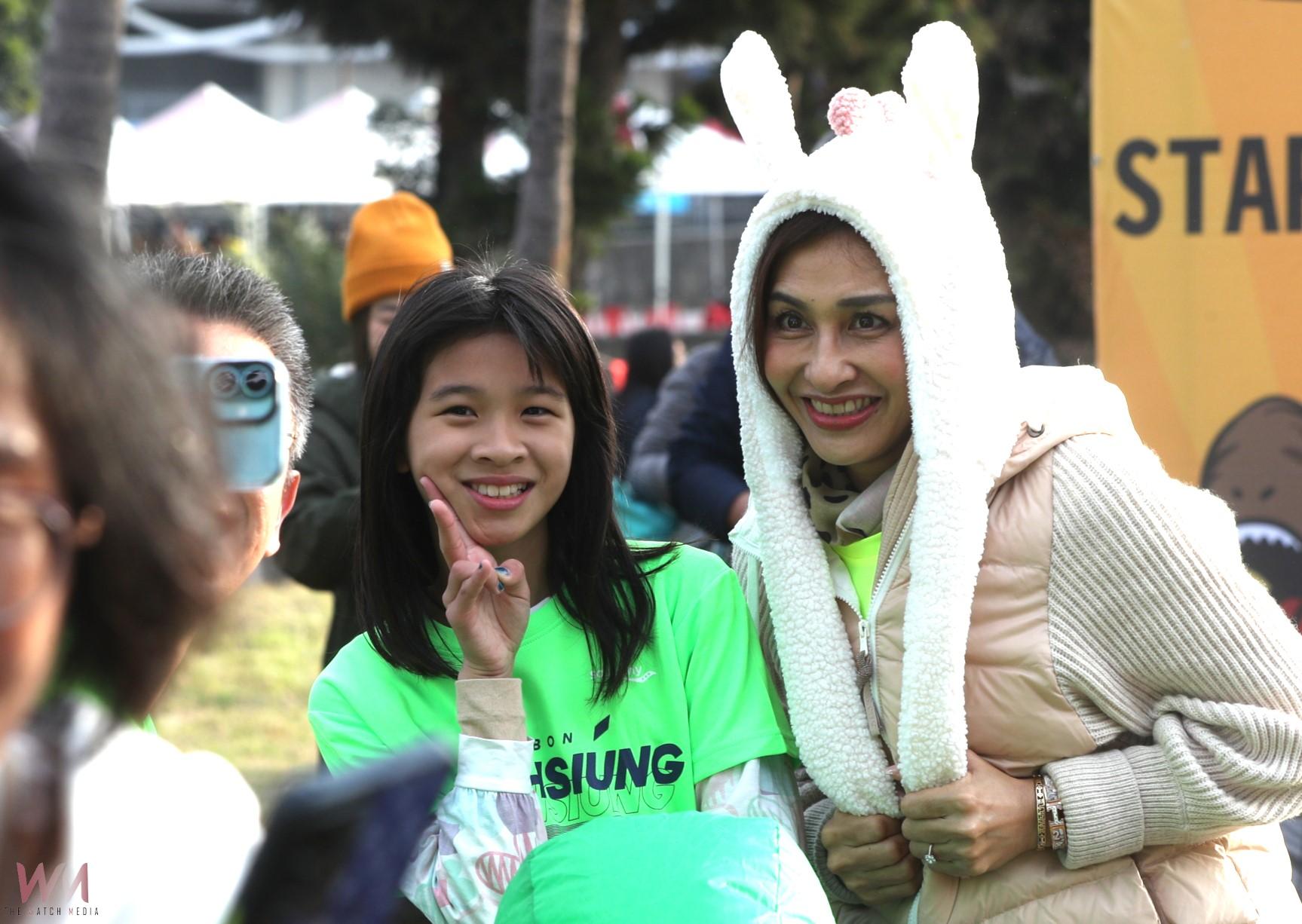 2025高雄富邦馬拉松首日 200多隻恐龍競速狂奔 陳其邁穿上恐龍裝同樂參與 - https://www.watchmedia01.com