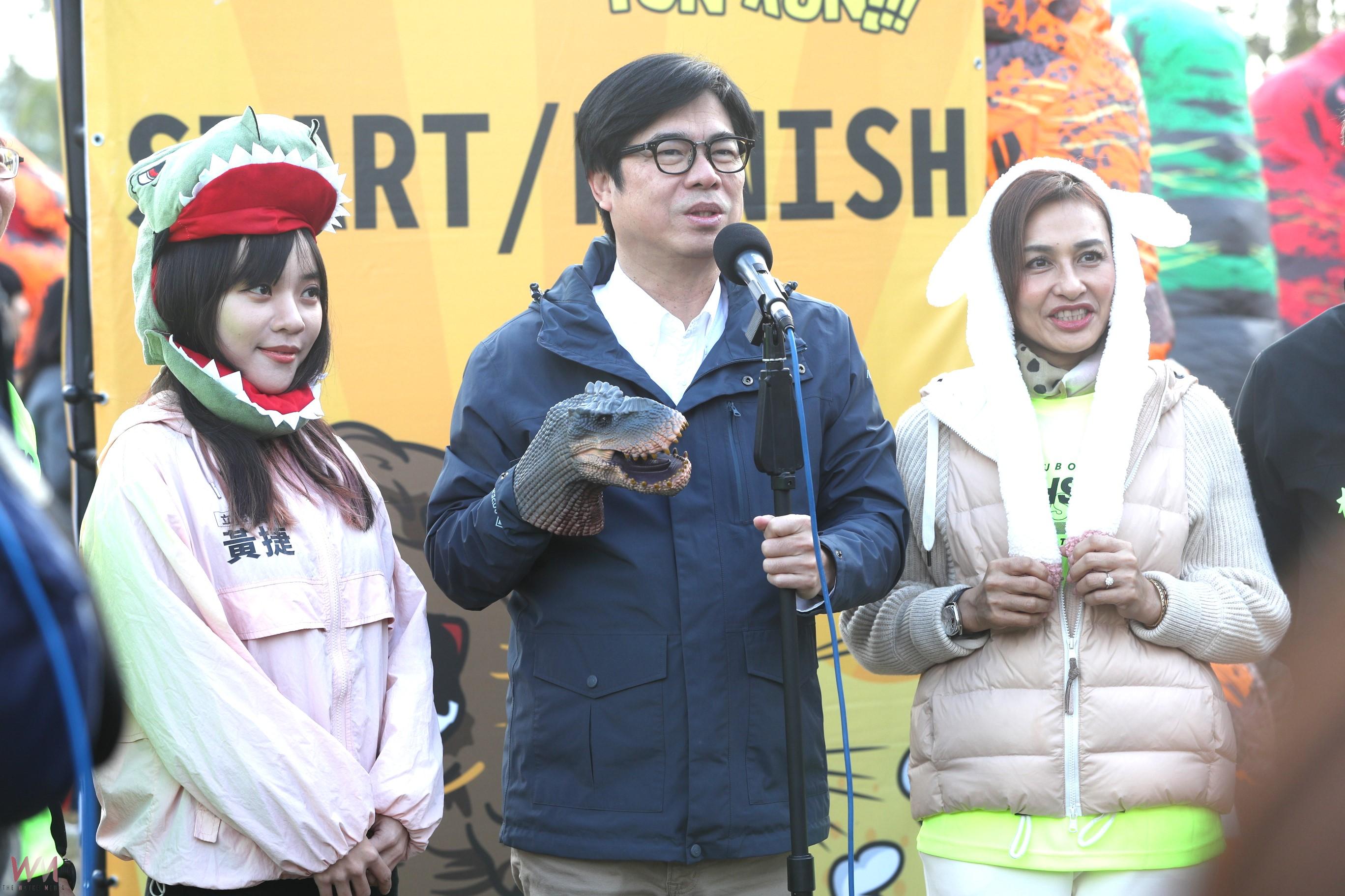 2025高雄富邦馬拉松首日 200多隻恐龍競速狂奔 陳其邁穿上恐龍裝同樂參與 - https://www.watchmedia01.com