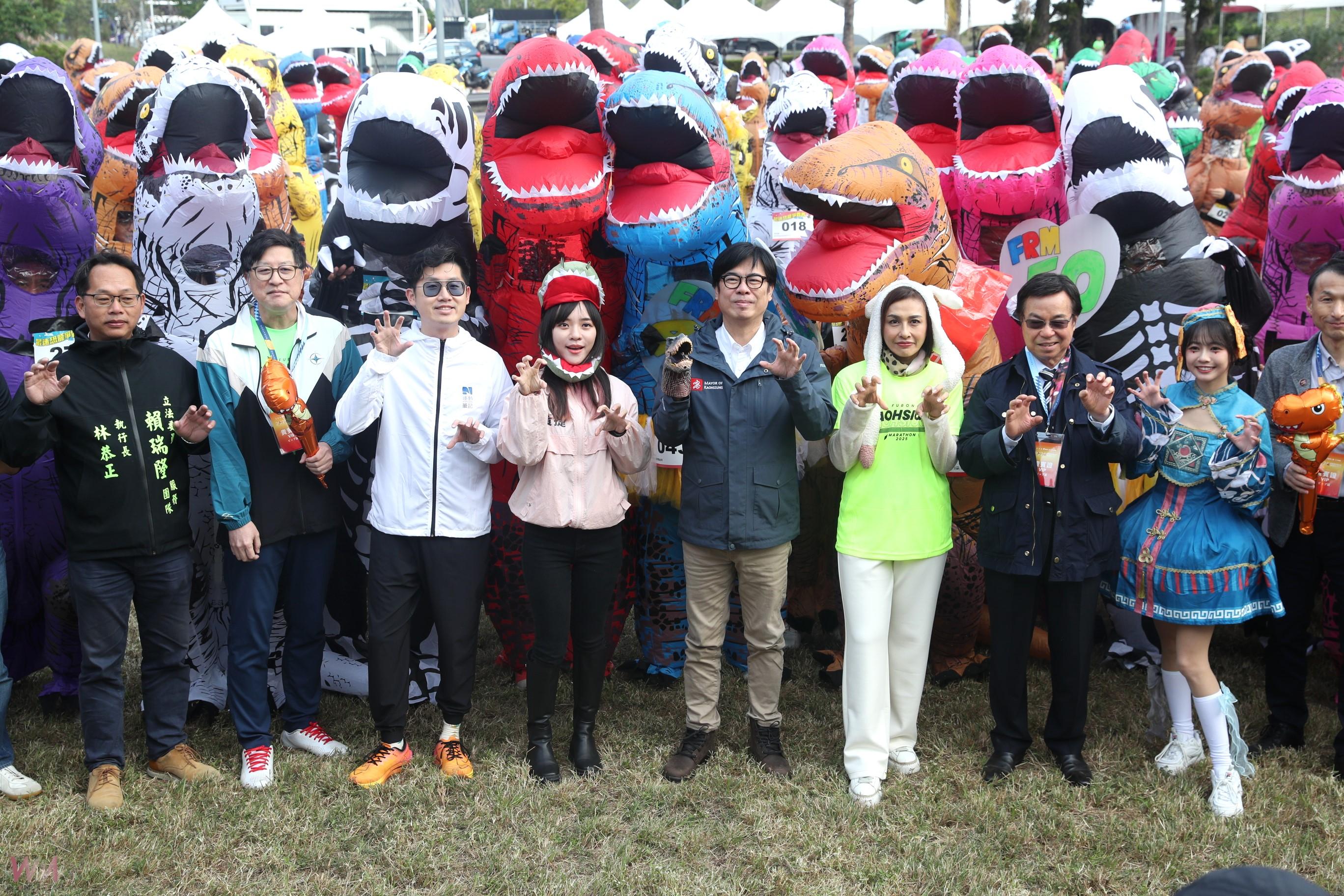 2025高雄富邦馬拉松首日 200多隻恐龍競速狂奔 陳其邁穿上恐龍裝同樂參與 - https://www.watchmedia01.com