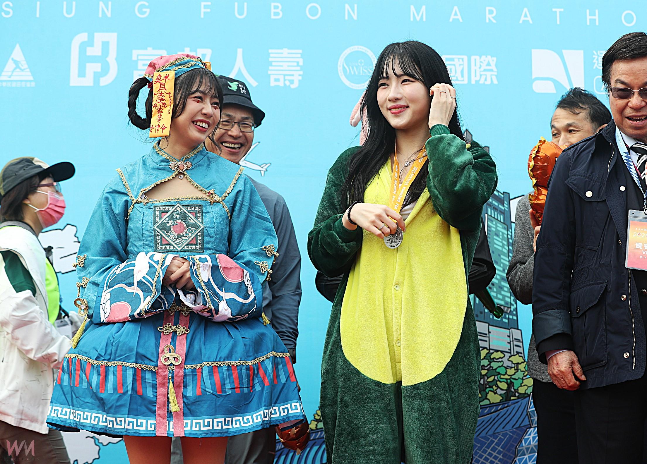 2025高雄富邦馬拉松首日 200多隻恐龍競速狂奔 陳其邁穿上恐龍裝同樂參與 - https://www.watchmedia01.com