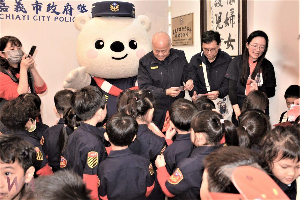 活化善用辦公室外牆　嘉市警局繪製圖文並茂婦幼安全走廊 - https://www.watchmedia01.com