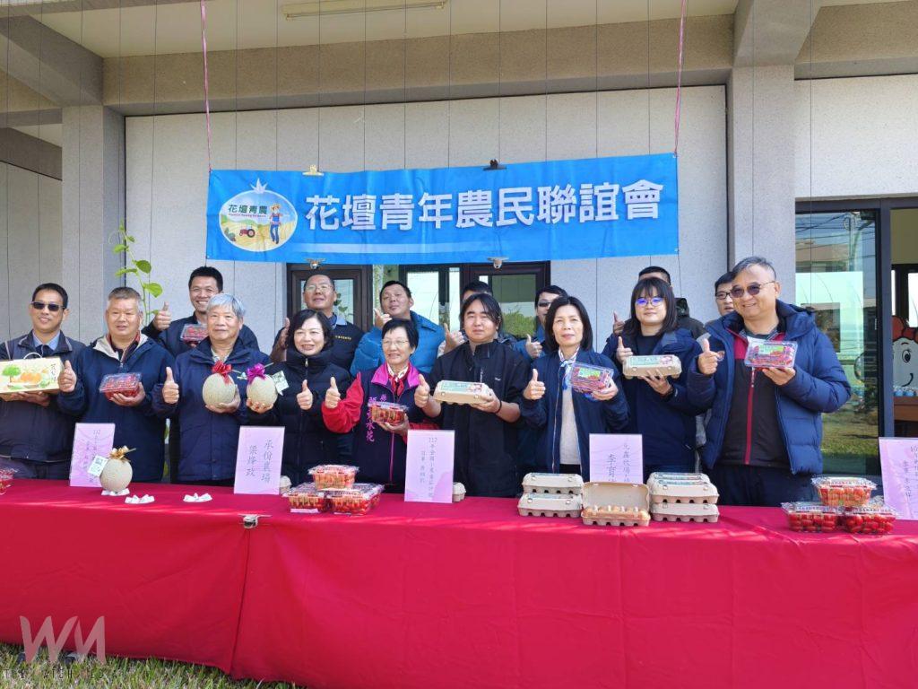 花壇鄉農會舉行青農產品聯合宣傳，展示了返鄉青農的成果，並介紹了包括小果番茄、茂谷柑、龍眼蜜、哈密瓜、綠藻蛋等優質農特產品。（記者陳雅芳攝）