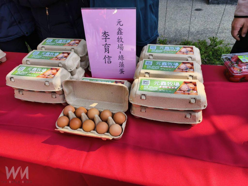 花壇鄉農會舉行青農產品聯合宣傳，展示了返鄉青農的成果，並介紹了包括小果番茄、茂谷柑、龍眼蜜、哈密瓜、綠藻蛋等優質農特產品。（記者陳雅芳攝）