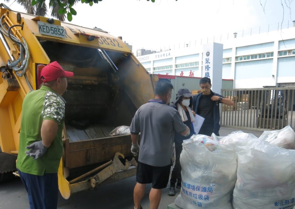 彰化縣自去年7月1日起，針對四大超商及六個產業園區事業單位試辦垃圾隨袋徵收，半年來，垃圾減量約425公噸，成效顯著。（彰化縣政府提供）