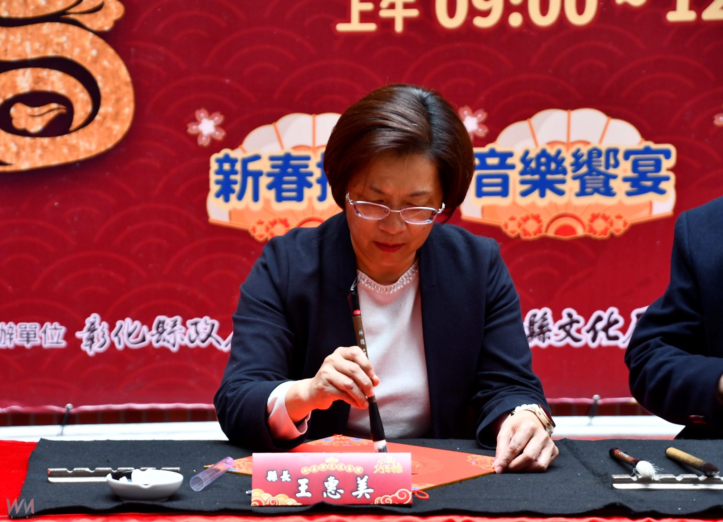 彰化縣政府於縣警察局中庭舉辦「小龍納百福－新春揮毫送春聯活動」，邀請18位書法名家親自揮毫，讓民眾感受到濃厚的年節氛圍。（記者陳雅芳攝）