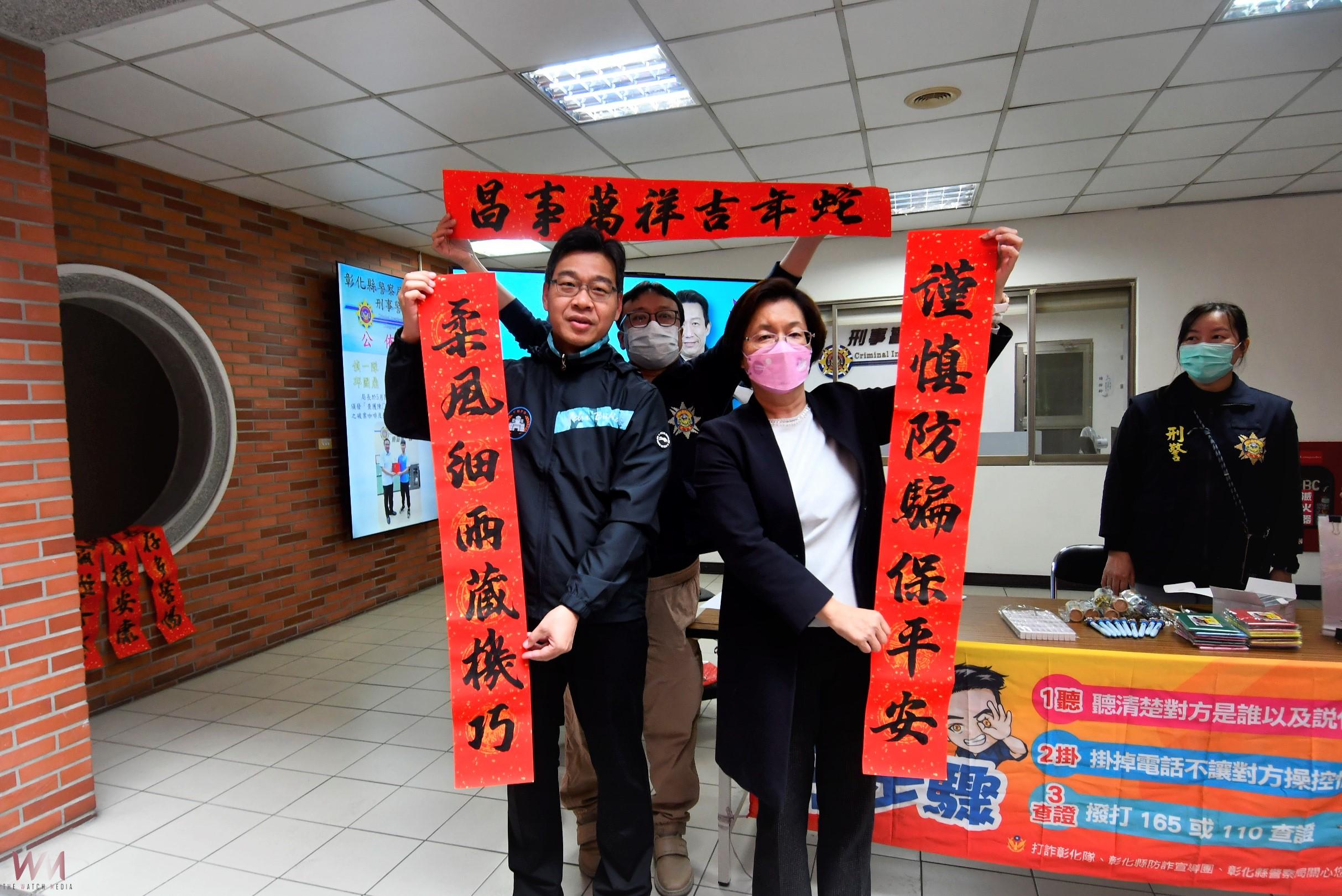 彰化縣政府於縣警察局中庭舉辦「小龍納百福－新春揮毫送春聯活動」，邀請18位書法名家親自揮毫，讓民眾感受到濃厚的年節氛圍。（記者陳雅芳攝）