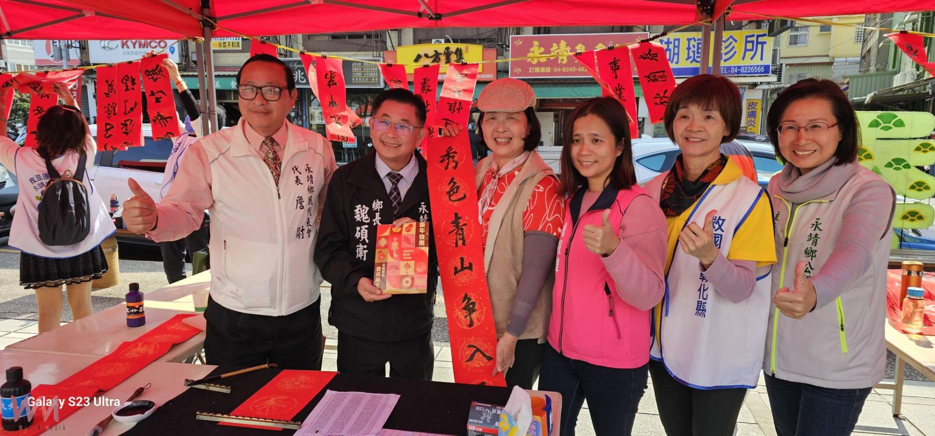 永靖鄉「114年度新春揮毫-捐發票贈春聯公益義賣活動」，邀請12位知名書法家，現場揮毫書寫春聯，吸引不少居民排隊索取。（永靖鄉公所提供）