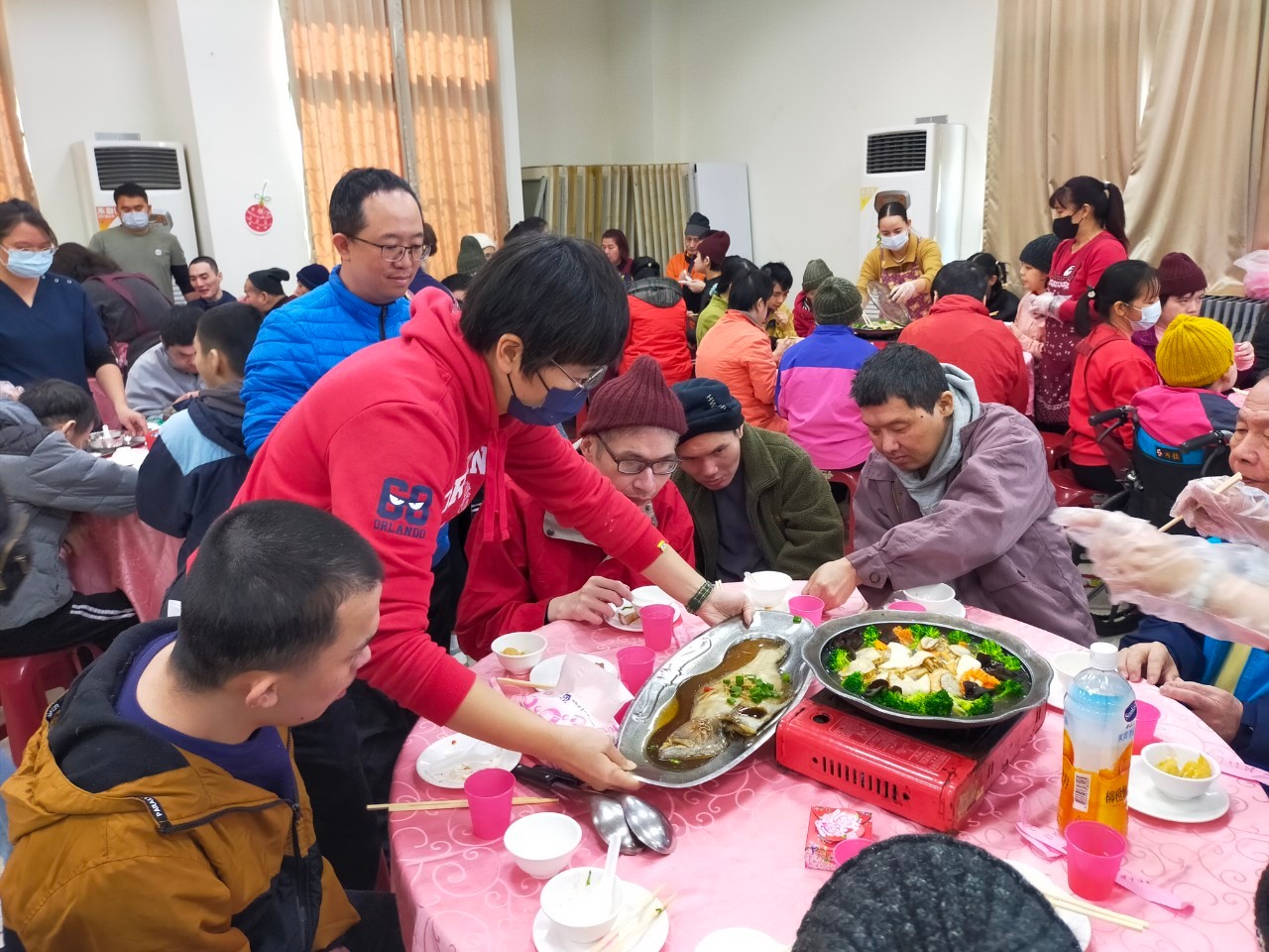喜願家園圍爐饗宴傳遞溫暖與關愛　金手獎樂團表演增添年節氣氛 - https://www.watchmedia01.com