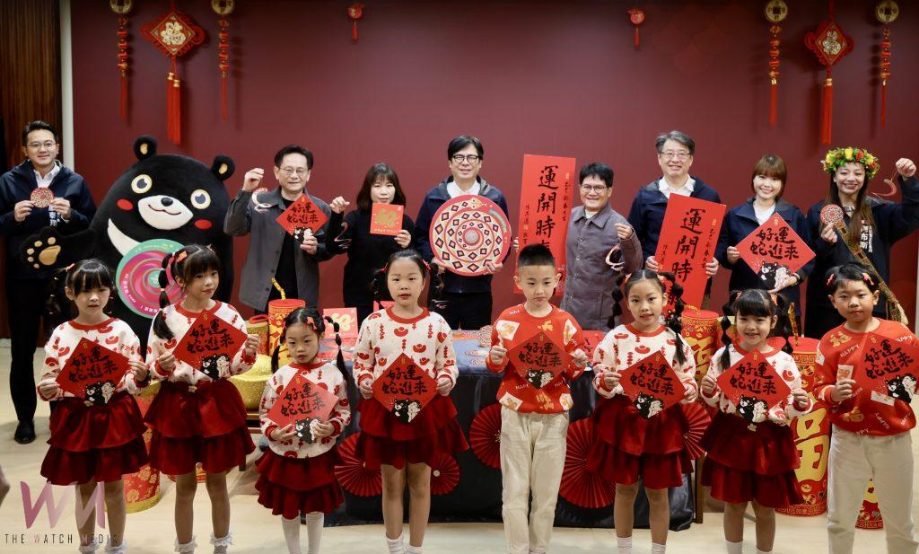 開箱高雄限定版蛇年春聯及開運小紅包 陳其邁市長祝賀市民金蛇迎春、好運蛇進來 - https://www.watchmedia01.com