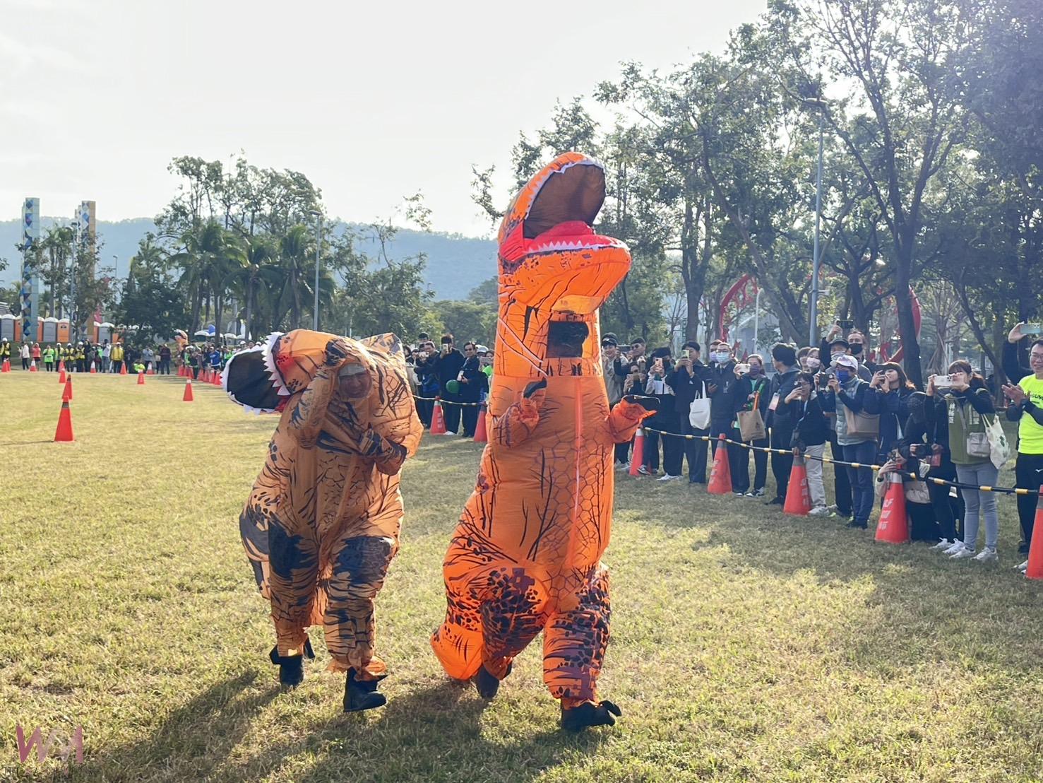 2025高雄富邦馬拉松首日 200多隻恐龍競速狂奔 陳其邁穿上恐龍裝同樂參與 - https://www.watchmedia01.com