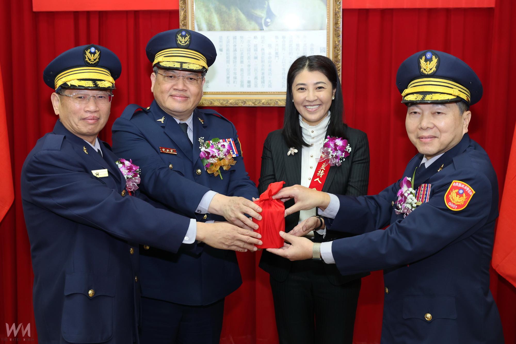 ▲南投縣政府警察局新、卸任局長交接典禮，交接儀式由縣長許淑華主持、內政部警政署主任秘書郭士傑監交，（圖／記者石振賢翻攝）