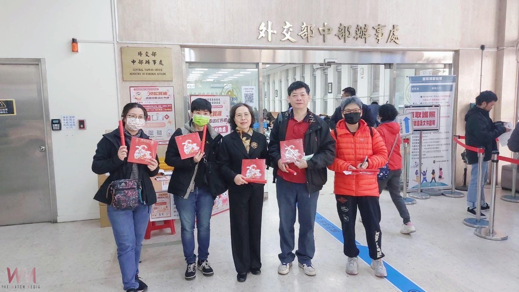 外交部中辦宣導春節旅外安全活動　「波鴿迎春紅包組禮包」贈送民眾 - https://www.watchmedia01.com