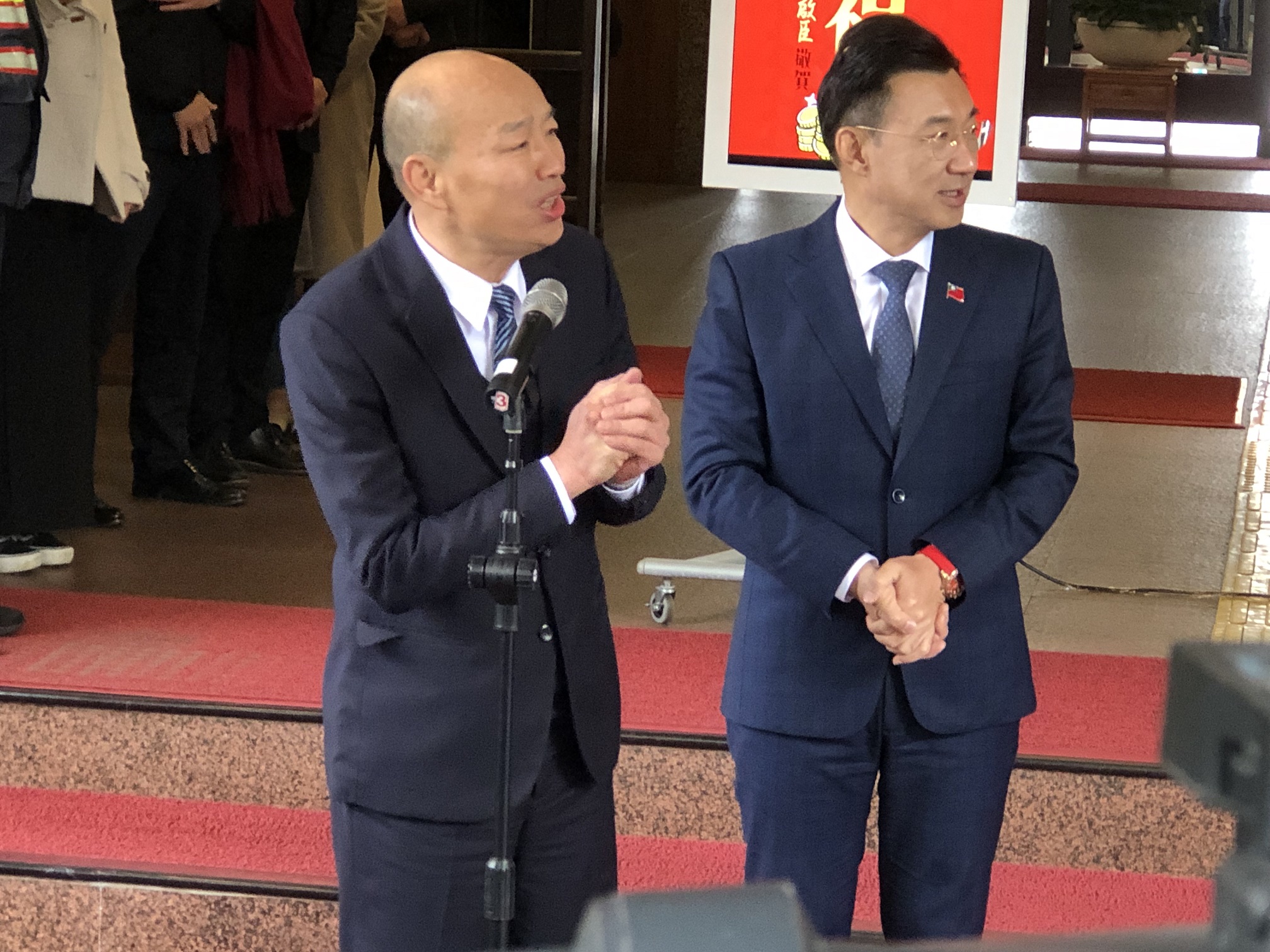 韓國瑜立院發放限量簽名春聯 民眾排隊索取 - https://www.watchmedia01.com