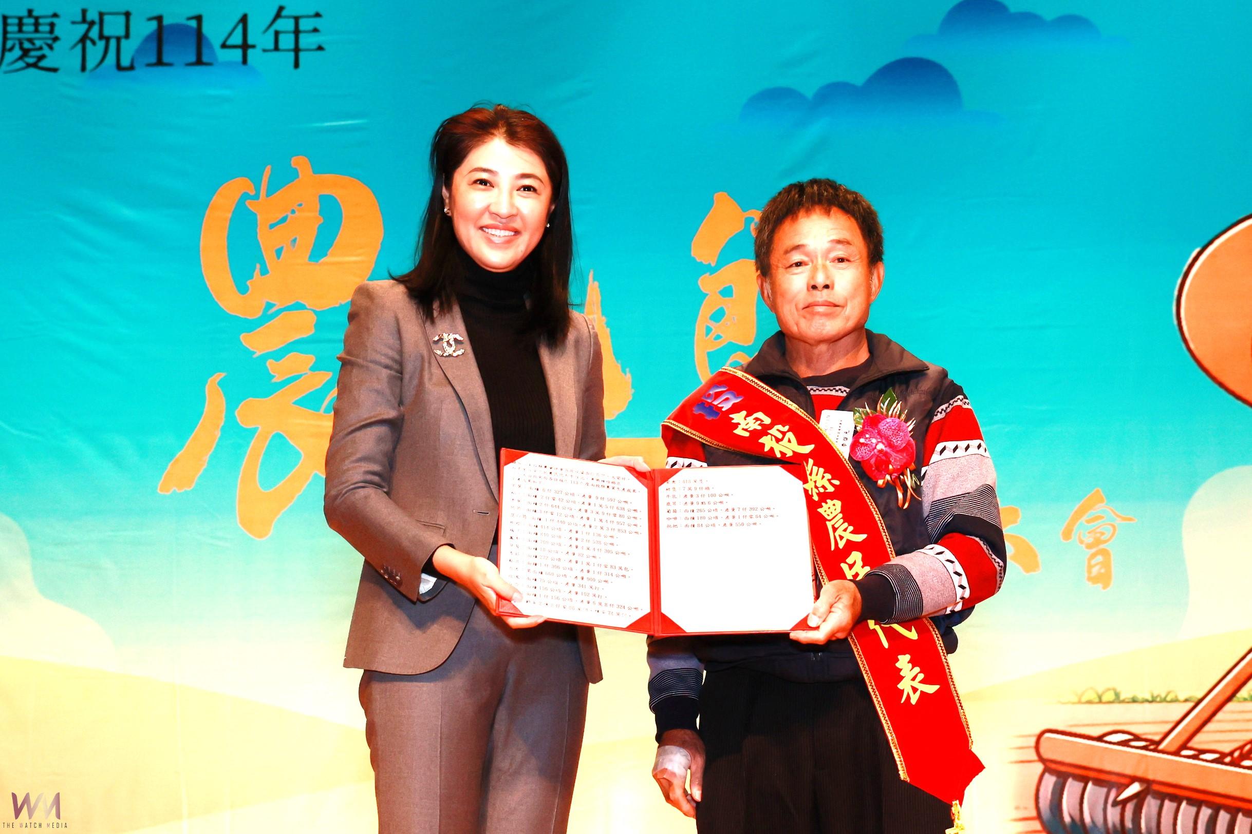 【記者石振賢／南投報導】農民節前夕，南投縣18日舉辦農民節表彰大會，縣長許淑華到場表揚並表示，過去一年，南投農業大豐收，無論農作收成及獲獎都有好成績，草屯農民李啟元以台?9號，獲全國稻米達人選拔冠軍；12位南投青農入選農業部「百大青農」；草屯鎮農會獲防制詐騙績優獎，還有食農教育獲獎等等，縣府用心推廣農業，支持農業發展，未來會繼續透過品味南投平台，將南投優質農產品推薦給全國好朋友。

由縣府委託縣農會舉辦的114年農民節表彰大會，18日上午在文化局舉行，全縣農業菁英及農業團體聚集，南投市長張嘉哲等人也到場，並表揚模範農民、百大青農、食農教育獎及優秀農友等有功人員，活動一開場，舞獅獻瑞，熱熱鬧鬧，草屯農民李啟元代表向許縣長報告11３年度農業生產成果。

隨後，許縣長頒贈「南投之光」牌匾，表揚李啟元在全國稻米達人選拔中獲得冠軍，同時肯定多位模範農民、百大青農及農會等單位，在農業方面的表現。
南投縣農業人口約18%，許縣長表示，去年南投參加中央各項農業評比大豐收，草屯鎮農會獲防制詐騙績優獎，也獲得第12屆傑出金融業務菁業獎。另外，魚池鄉、信義鄉、.名間鄉、水里鄉、中寮鄉、草屯鎮等6家農會，及草屯鎮農會的四健指導員李秋玲，獲得第3屆金推獎等等。
許縣長指出，縣府編列預算，支持農民，透過AI智慧農業及機械補助，協助農民增進農業技能，如無人機噴灑農藥等等，彌補農村人力不足。縣府將繼續和農會合作，透過「品味南投」標章認證電商平台進行行銷，並輔導產地公所、農民團體辦理展銷活動，將南投優質農特產品介紹給消費者，將南投農業推廣出去。

▲南投農業大豐收許淑華縣長親自頒獎表揚績優農民、（記者石振賢翻攝）

