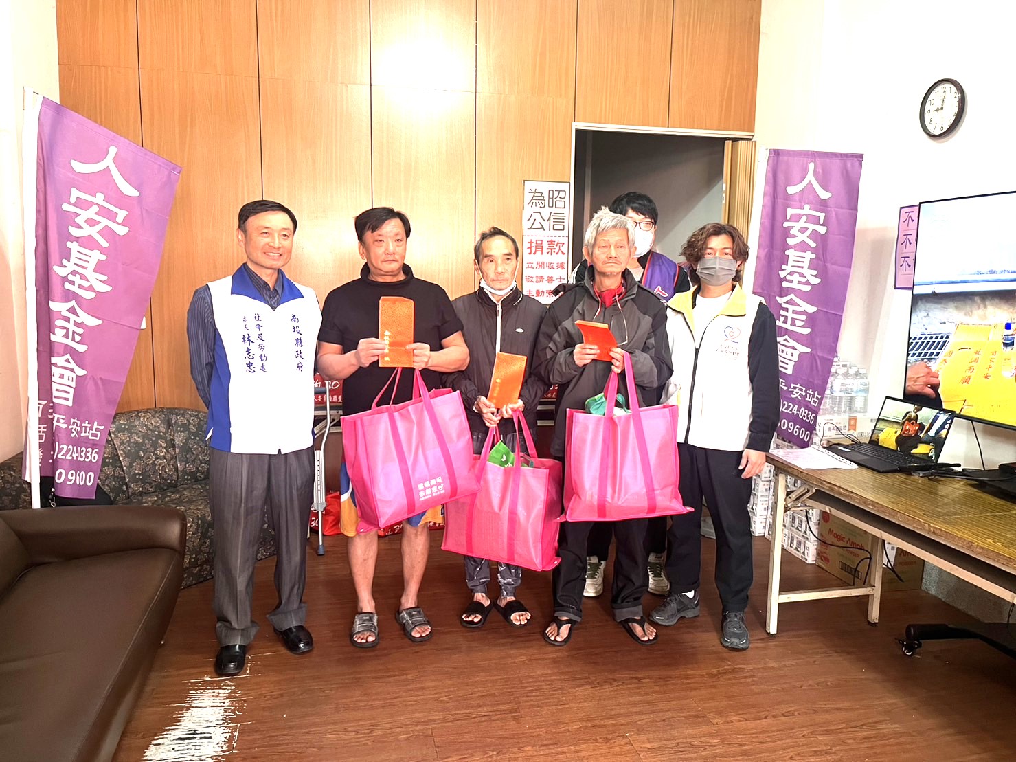 【記者石振賢/南投報導】農曆春節前夕,縣府社會及勞動局長林志忠率領同仁代表縣府一起關懷街頭遊民朋友,除送上1,000元紅包、暖暖包、保暖外套、刷毛衣褲、毛帽、圍巾、手套及內衣褲等禦寒物資外,另有提供臨時旅館住宿或人安基金會-南投平安站短期安置服務,讓遊民朋友在春節期間仍能感受到社會的溫暖與關懷。 林局長表示,本縣列冊關懷的遊民人數為37位(安置19位、街頭18位),春節是家人團聚的時刻,但對於遊民而言,許多人因各種原因無法回家過年,仍面臨艱難的生活處境,為了讓他們在這個特別的日子感受到社會的溫暖與關懷,社會及勞動局將透過一系列關懷措施,送上最誠摯的祝福,讓他們不再孤單。同時,縣府將持續推動多元化的服務,關注遊民的基本生活需求,並提供更多實質的幫助與支持,協助他們重新融入社會、改善生活品質,並重拾自信,走出困境。 縣府社會及勞動局表示,民眾若發現遊民,應多加關懷並通報各鄉(鎮、市)公所社會課或本局社會救助科(049-2205161),讓需要協助的遊民朋友能夠即時獲得服務。 「遊民」在社會的底層,因為人生的不幸遭遇而流落街頭,本縣截至114年1月15日止列冊關懷的遊民人數為37位(安置19位、街頭18位),在農曆春節前夕,社會及勞動局林志忠局長率領同仁代表縣府一起關懷街頭遊民朋友。 ▲縣府社會及勞動局長林志忠率領同仁代表縣府一起關懷街頭遊民朋友。(圖/記者石振賢翻攝)