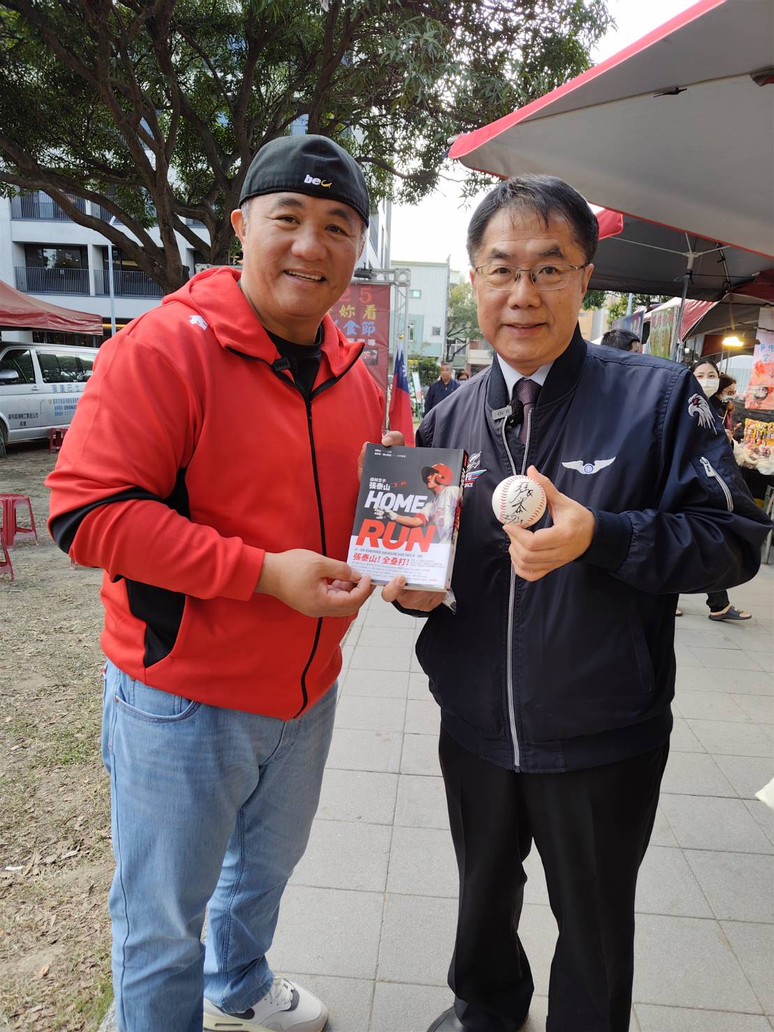 （有影片）／張泰山台南逛年貨大街  還沒開買就被餵飽飽了！ - https://www.watchmedia01.com