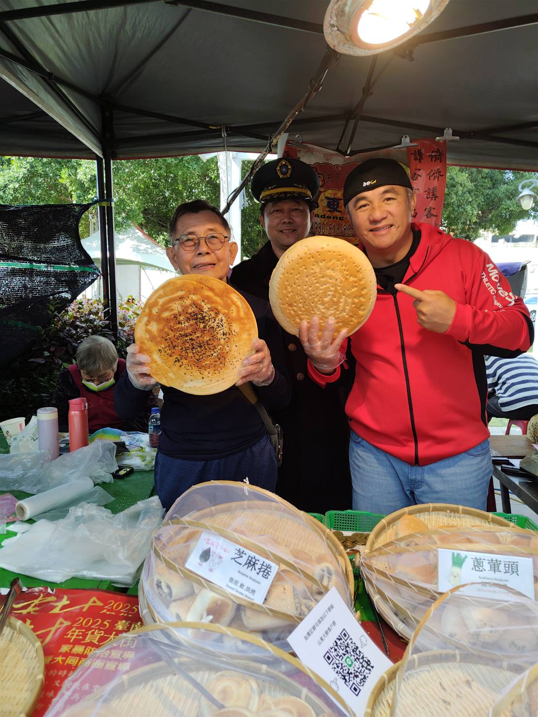 （有影片）／張泰山台南逛年貨大街  還沒開買就被餵飽飽了！ - https://www.watchmedia01.com