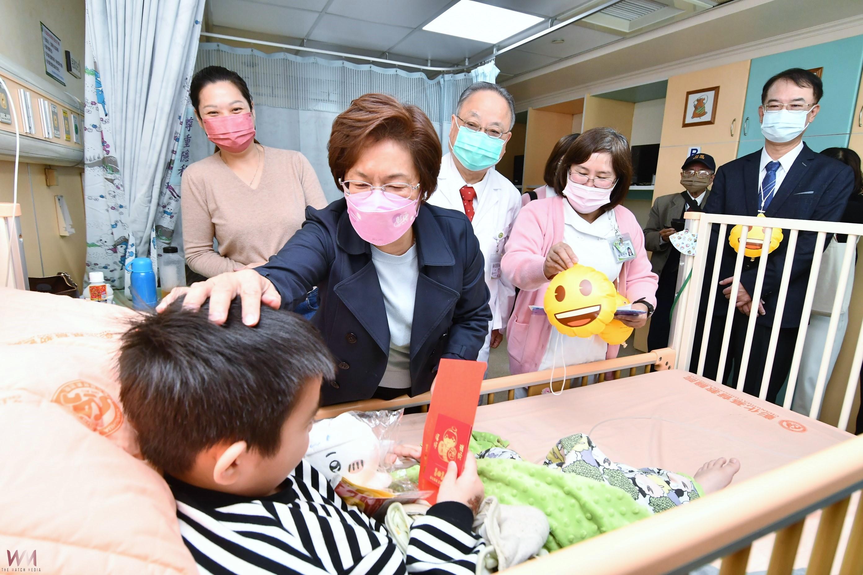王惠美縣長探視住院病童　送上春節祝福與小禮物 - https://www.watchmedia01.com