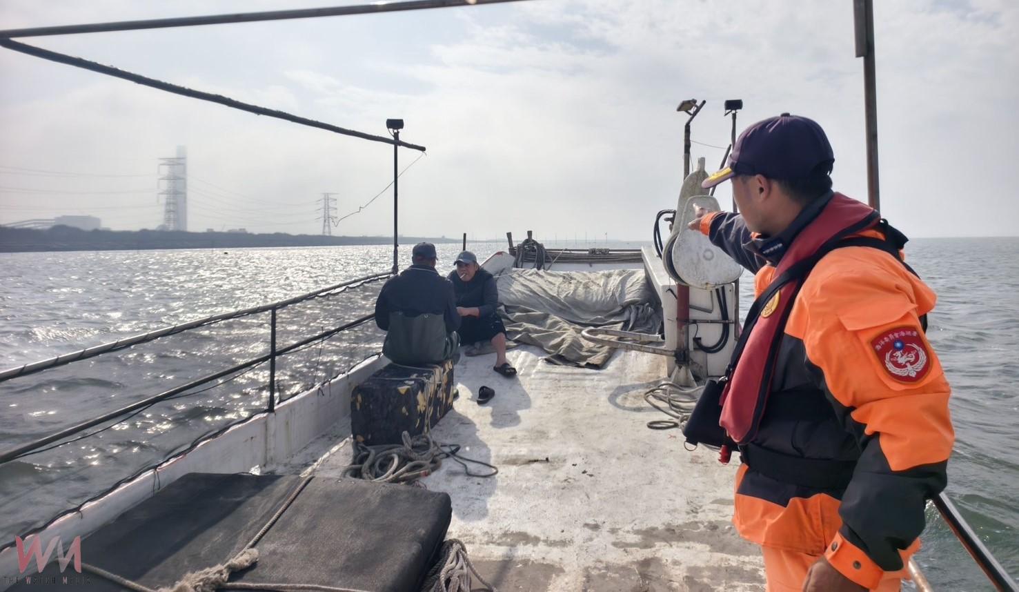 （有影片）／雲林外海海象惡劣膠筏翻覆　許厝寮海巡與漁民合力救援成功 - https://www.watchmedia01.com