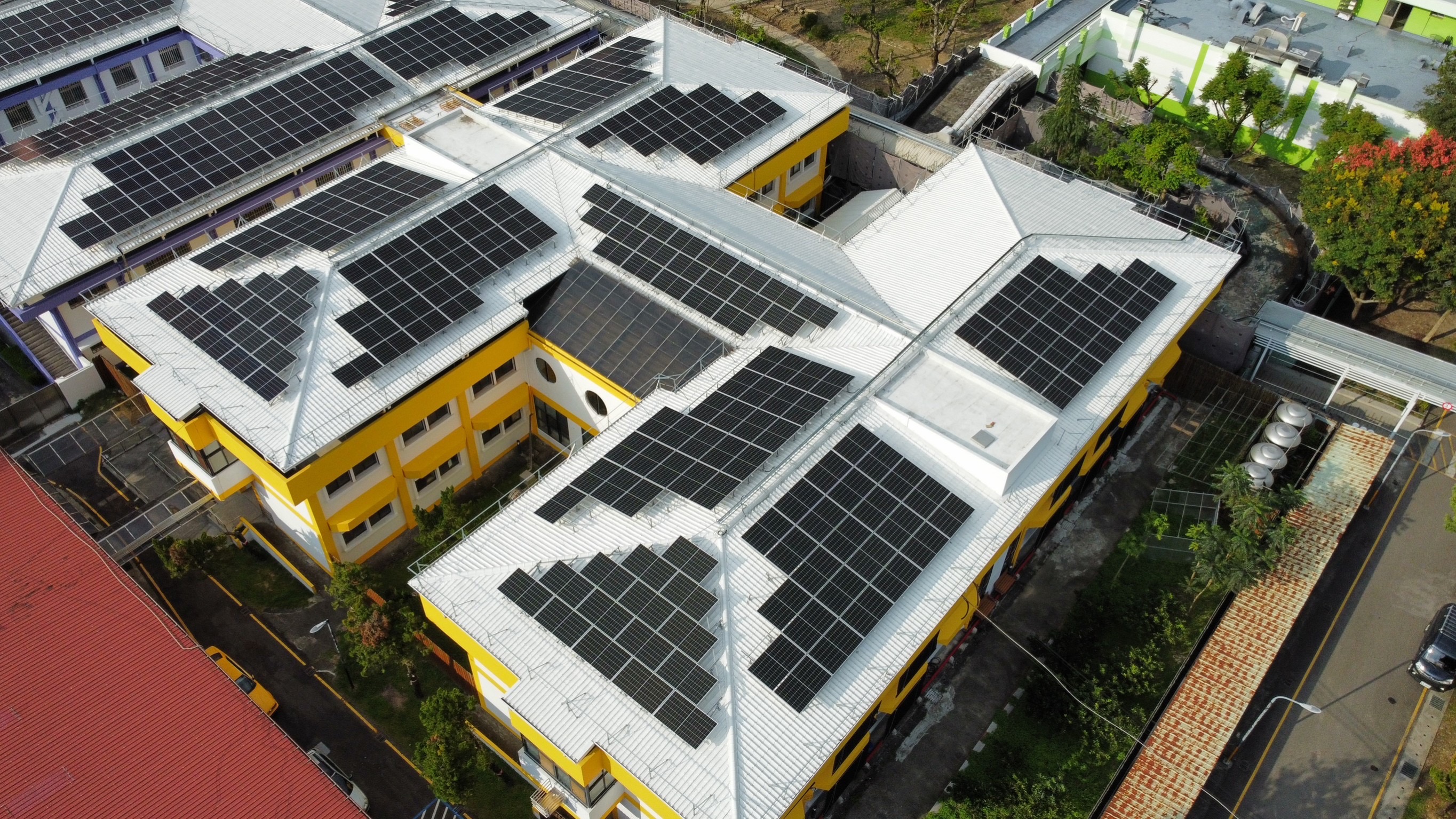 臺中榮總埔里分院於滯洪池設置太陽光電系統積極配合政府推動綠能 - https://www.watchmedia01.com