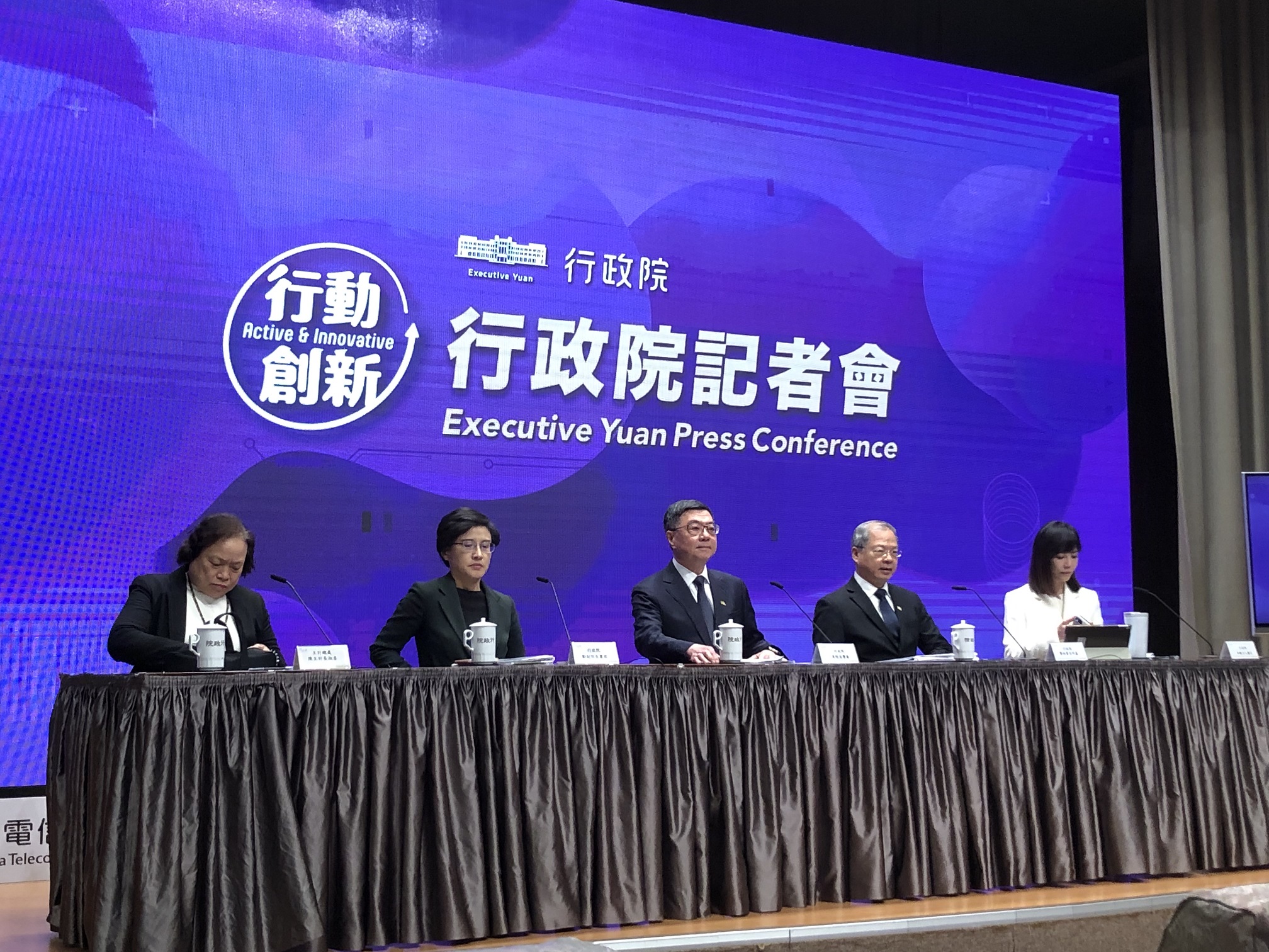 藍白聯手大砍預算 行政院嘆連手語老師都請不起 - https://www.watchmedia01.com
