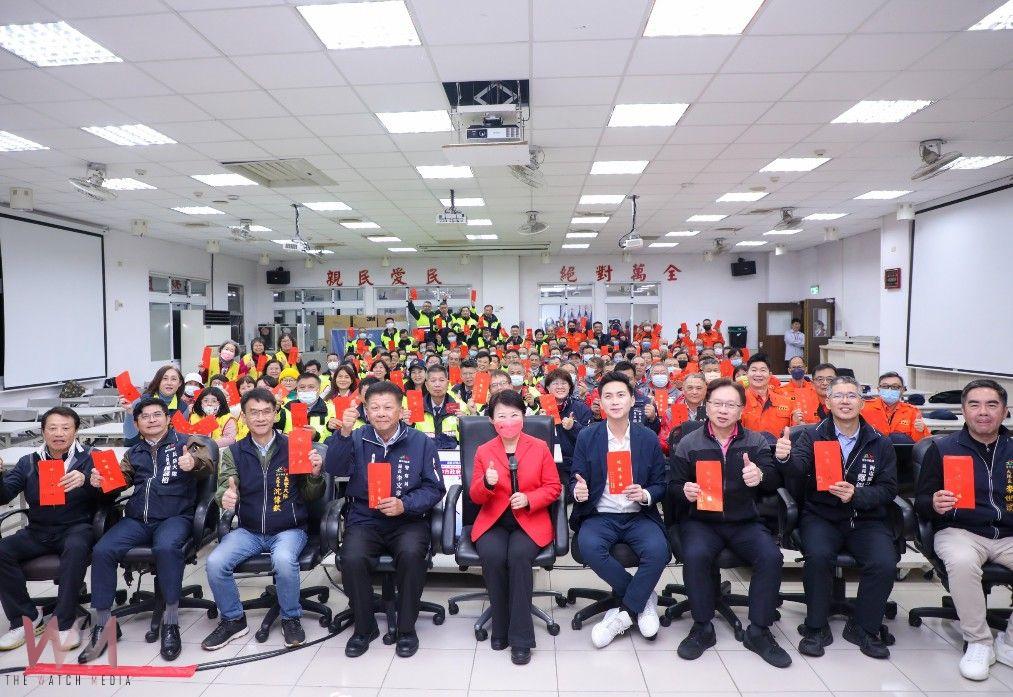 中市府兵分八路慰勉第一線執勤人員　盧秀燕贈小紅包感謝：守護市民過好年 - https://www.watchmedia01.com