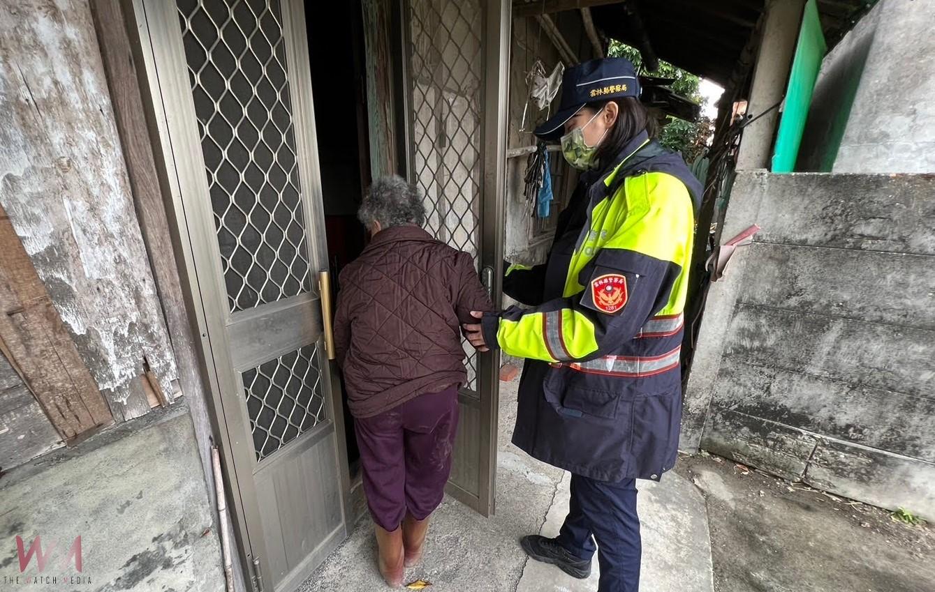 崙背警攜福興宮關懷獨居長者　暖心送物資守護弱勢迎春節 - https://www.watchmedia01.com