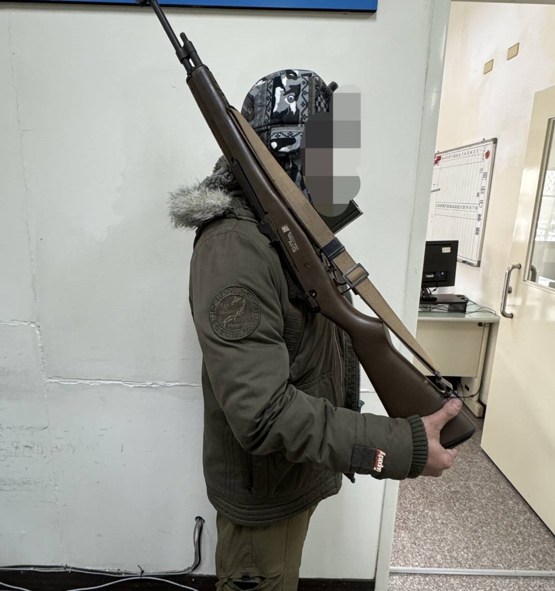 男子手持長槍於武嶺亭站哨 警方：已請至偵查隊說明 - https://www.watchmedia01.com