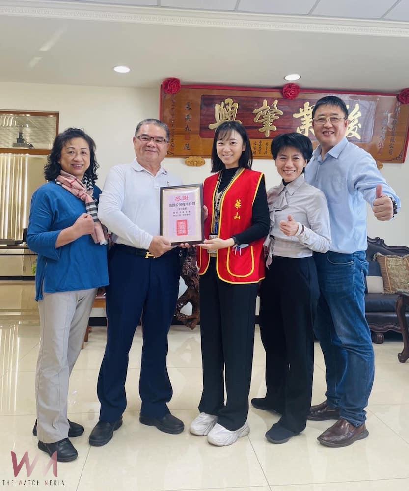 華山基金會(中)感謝洪崇文董事長賢伉儷(右)及林銘賢董事長賢伉儷(左)。(圖/記者陳惲朋翻攝)