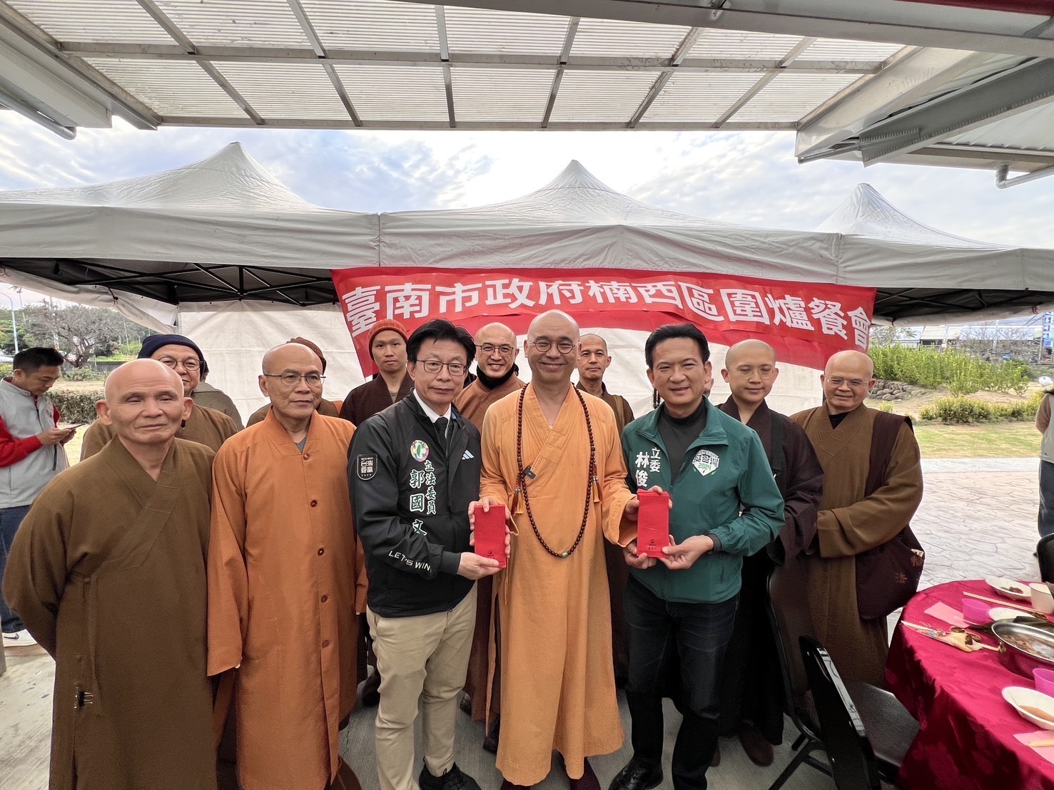 楠西災民14桌圍爐 台南市府暖關懷 法藏大和尚心善紅包送暖 - https://www.watchmedia01.com