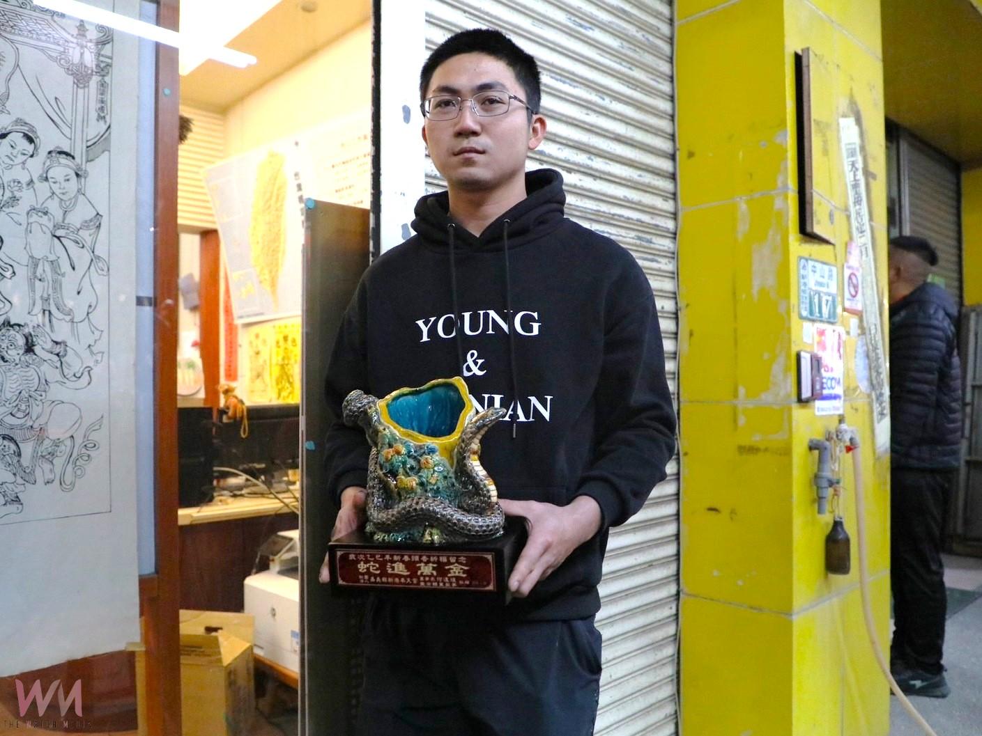 上班族搶得新港奉天宮頭香 喜得「蛇進萬金」交趾陶 - https://www.watchmedia01.com
