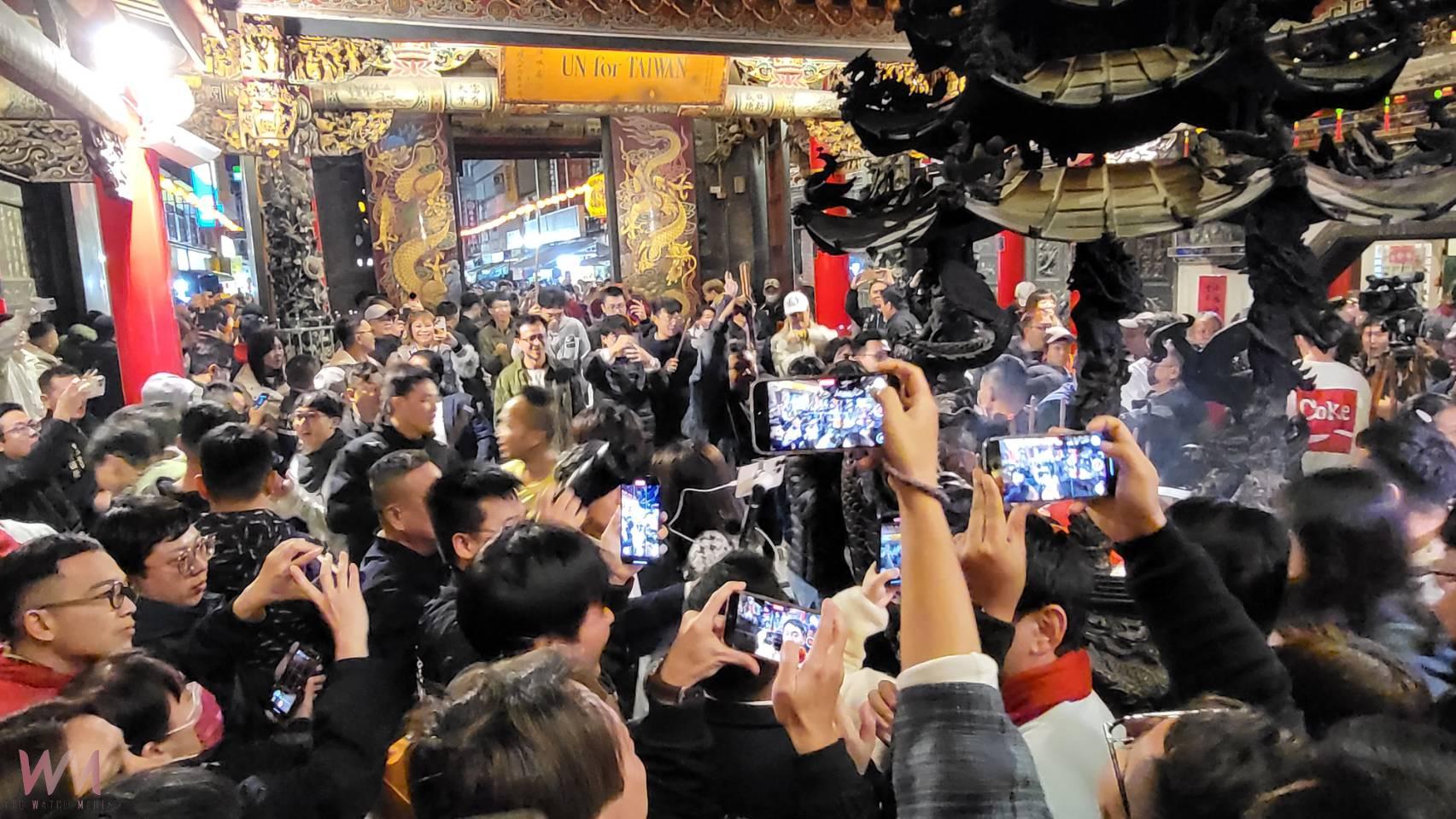 上班族搶得新港奉天宮頭香　喜得「蛇進萬金」交趾陶 - https://www.watchmedia01.com