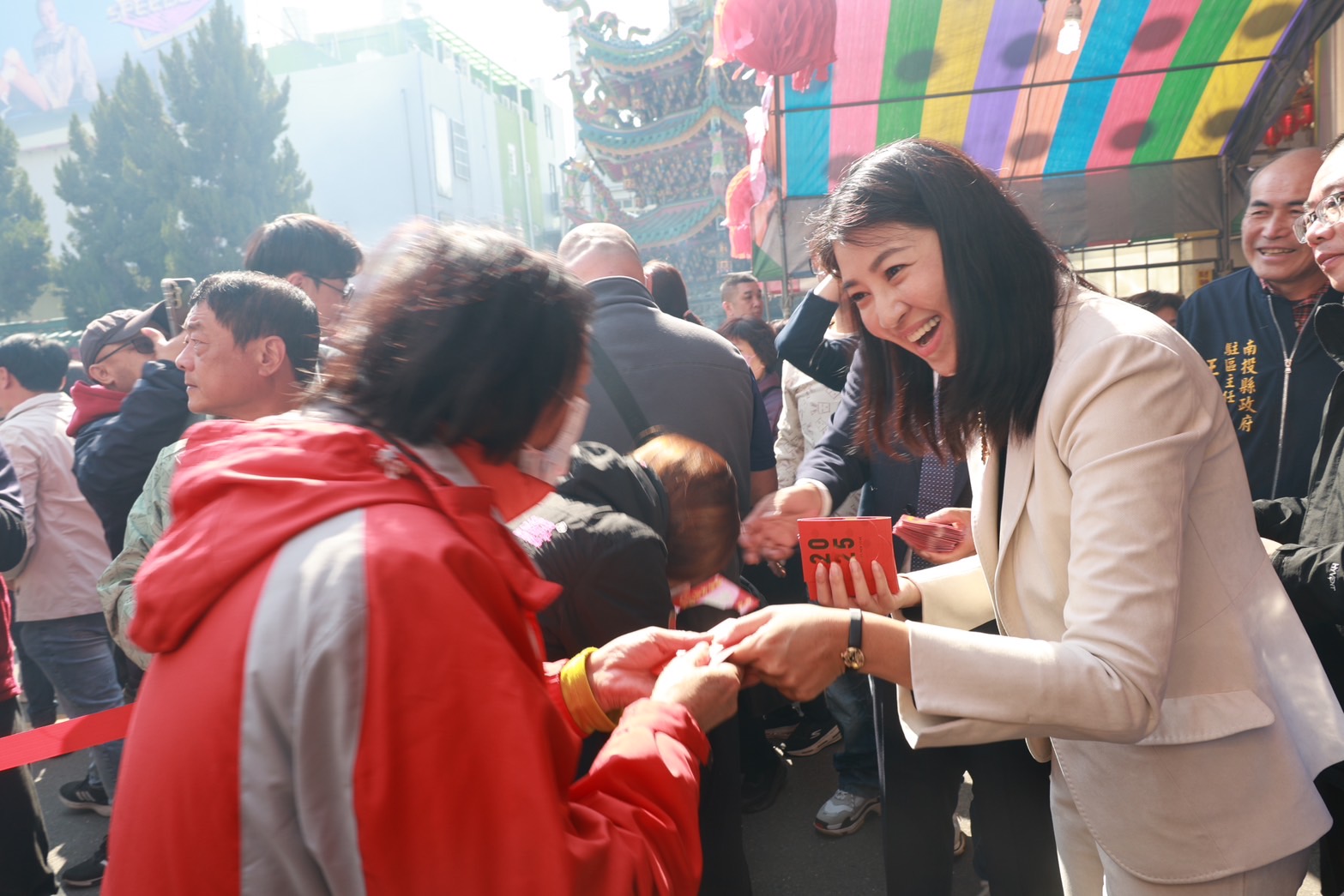 許淑華縣長年初一跑7宮廟 祈福發小紅包 - https://www.watchmedia01.com