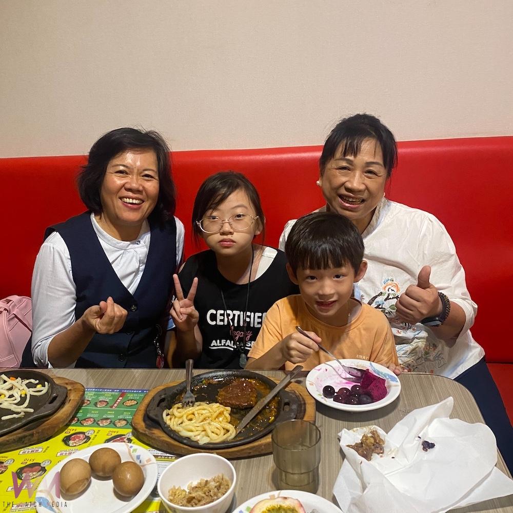 曾美蕳副組長(左)與林銘賢理事長夫人余芳珠女士(右)訪視。(圖/記者陳惲朋翻攝)