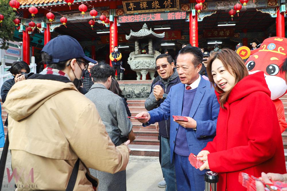 翁章梁縣長偕其夫人在大年初一走春宮廟發紅包，祈求嘉義縣發展順利。（圖/嘉義縣政府提供）
