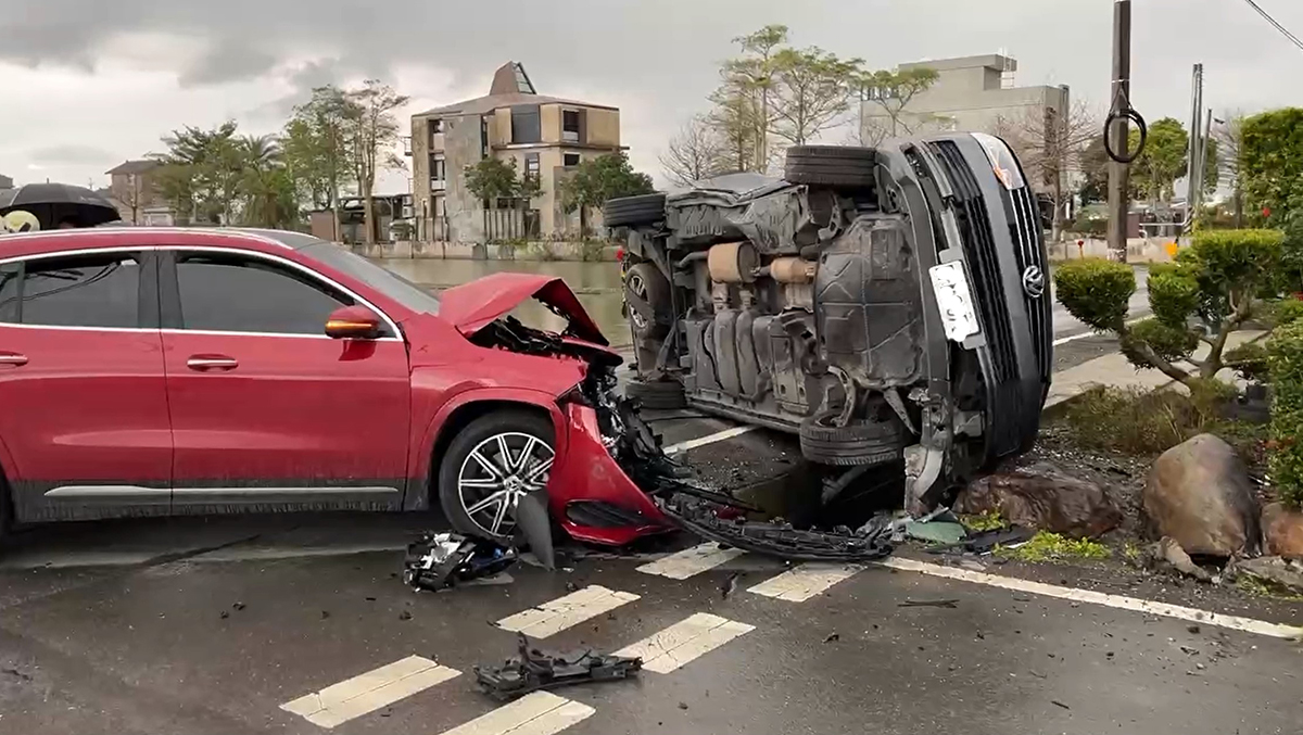 賓士休旅車撞福斯箱型車 福斯翻覆11人送醫 - https://www.watchmedia01.com